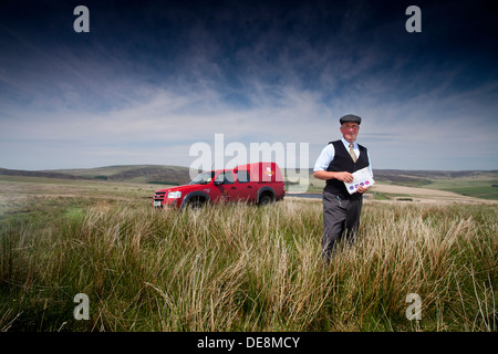 Facteur dans le Yorkshire Pennines , livrer le courrier à des fermes sur le dessus Banque D'Images