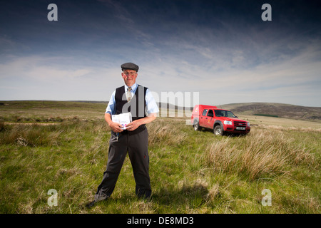 Facteur dans le Yorkshire Pennines , livrer le courrier à des fermes sur le dessus Banque D'Images