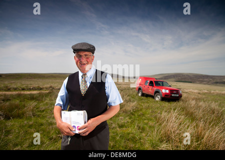 Facteur dans le Yorkshire Pennines , livrer le courrier à des fermes sur le dessus Banque D'Images