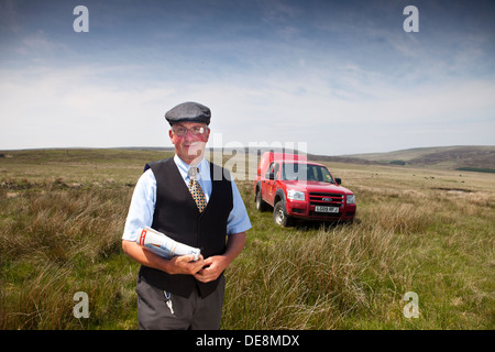 Facteur dans le Yorkshire Pennines , livrer le courrier à des fermes sur le dessus Banque D'Images