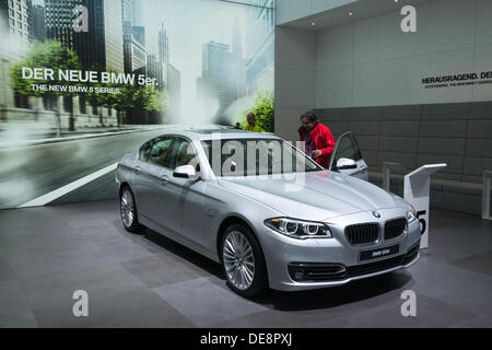 Francfort, Allemagne. 11e Août, 2013. Francfort : International Motor Show (IAA) de 2013. BMW Série 5 nouvelle génération - Première mondiale © Alexey Zarubin/Alamy Live News Banque D'Images