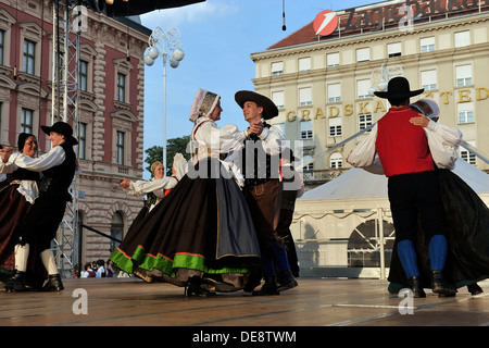 Les membres des groupes folkloriques de Triglav Slovénie lors de la 47e Folklore Festival à Zagreb, Croatie sur juillet 19,2013 Banque D'Images