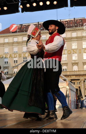 Les membres des groupes folkloriques de Triglav Slovénie lors de la 47e Folklore Festival à Zagreb, Croatie sur juillet 19,2013 Banque D'Images