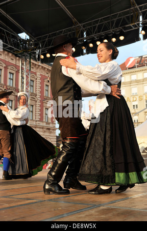 Les membres des groupes folkloriques de Triglav Slovénie lors de la 47e Folklore Festival à Zagreb, Croatie sur juillet 19,2013 Banque D'Images