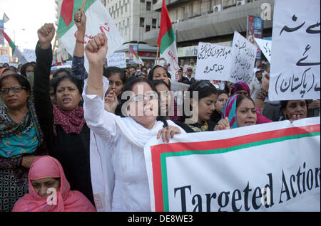 Militants et sympathisants de Muttahida Qaumi Movement protestent contre l'arrestation des dirigeants de leur parti et les travailleurs dans l'opération de recherche cible par les forces de sécurité, au cours d'une manifestation à Karachi press club le vendredi 13 septembre, 2013. Banque D'Images