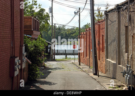 Une ruelle historique au centre-ville de Wilmington, North Carolina, USA le long de la rivière Cape Fear. Banque D'Images