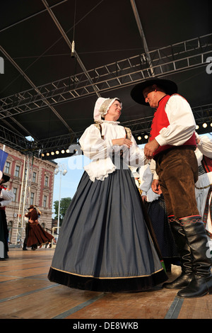 Les membres des groupes folkloriques de Triglav Slovénie lors de la 47e Folklore Festival à Zagreb, Croatie sur juillet 19,2013 Banque D'Images