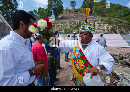 Plus de fleurs d'essuyage Volador spectateurs lors du rituel Voladores établissement au Mexique Banque D'Images