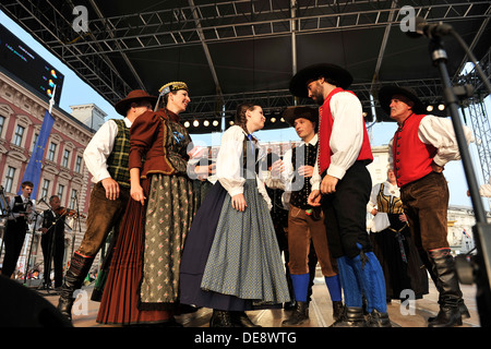 Les membres des groupes folkloriques de Triglav Slovénie lors de la 47e Folklore Festival à Zagreb, Croatie sur juillet 19,2013 Banque D'Images