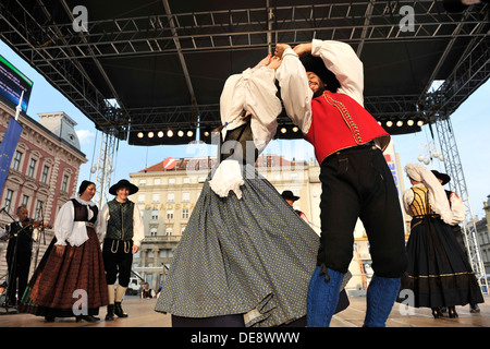 Les membres des groupes folkloriques de Triglav Slovénie lors de la 47e Folklore Festival à Zagreb, Croatie sur juillet 19,2013 Banque D'Images