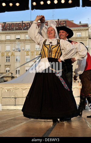 Les membres des groupes folkloriques de Triglav Slovénie lors de la 47e Folklore Festival à Zagreb, Croatie sur juillet 19,2013 Banque D'Images