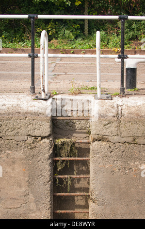 East End Londres Hackney Wick couper l'Île Poisson Rivière Lee vieille Ford Lock Hertford Union Canal détail niveau plus bas échelons métal eau de bain escaliers à quay Banque D'Images