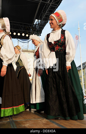 Les membres des groupes folkloriques de Triglav Slovénie lors de la 47e Folklore Festival à Zagreb, Croatie sur juillet 19,2013 Banque D'Images