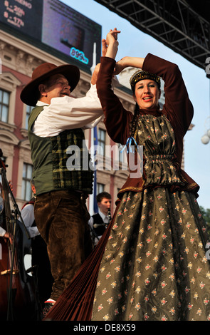 Les membres des groupes folkloriques de Triglav Slovénie lors de la 47e Folklore Festival à Zagreb, Croatie sur juillet 19,2013 Banque D'Images