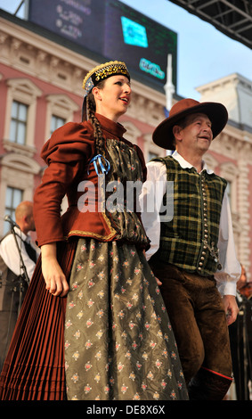 Les membres des groupes folkloriques de Triglav Slovénie lors de la 47e Folklore Festival à Zagreb, Croatie sur juillet 19,2013 Banque D'Images