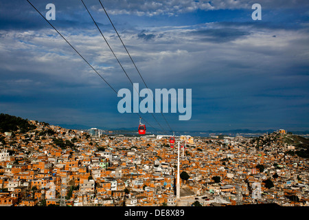 Complexo do Alemao, favela de Rio de Janeiro, Brésil télécabine construite par le groupe Leitner-Poma Banque D'Images