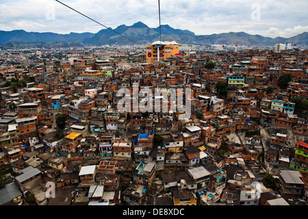 Complexo do Alemao, favela de Rio de Janeiro, Brésil télécabine construite par le groupe Leitner-Poma Banque D'Images