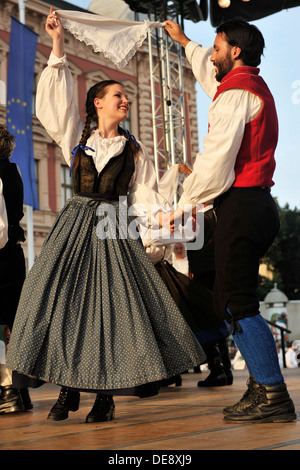 Les membres des groupes folkloriques de Triglav Slovénie lors de la 47e Folklore Festival à Zagreb, Croatie sur juillet 19,2013 Banque D'Images