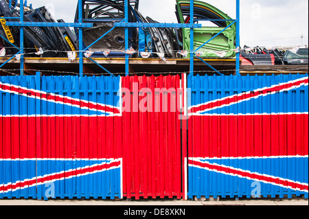 East London , poisson , Île d'Hackney Wick , accident de voiture carrosserie garage de réparation stock s'est rétabli sur le toit portes portes style drapeau union Banque D'Images