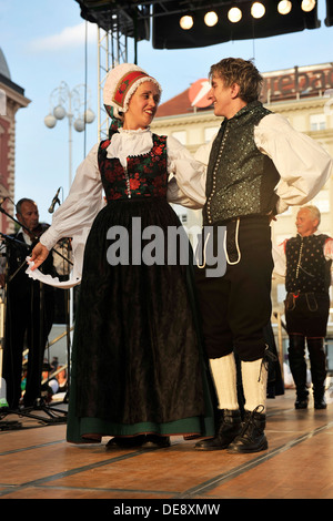 Les membres des groupes folkloriques de Triglav Slovénie lors de la 47e Folklore Festival à Zagreb, Croatie sur juillet 19,2013 Banque D'Images