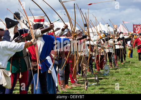 Archers tirant en guerre des Deux-Roses Russie adopter de nouveau la bataille de Bosworth Hinckley Leicestershire Angleterre GO UK EU Europe Banque D'Images