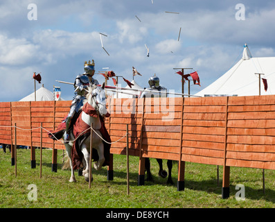 Deux chevaliers en armure médiévale à combattre à cheval de joute de lances England UK GB EU Europe Banque D'Images