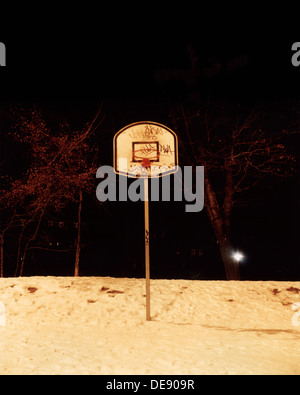 Négligé de basket-ball couvert de neige pendant la nuit, Grafitti sur contre-plaqué Banque D'Images