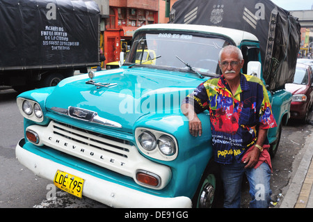 Voiture de Chevrolet pour le transport du fret à SAN ANTONIO - district Centre de Medellin .Département d'Antioquia. Colombie Banque D'Images