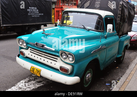 Voiture de Chevrolet pour le transport du fret à SAN ANTONIO - district Centre de Medellin .Département d'Antioquia. Colombie Banque D'Images