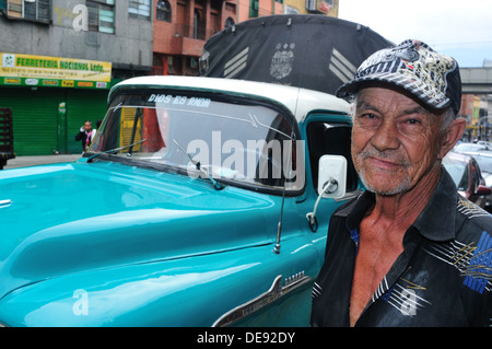 Pilote pour le transport de marchandises dans le district de San Antonio - Centre de Medellin .Département d'Antioquia. Colombie Banque D'Images