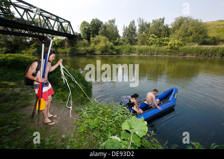 Luenen, l'Allemagne, les jeunes avec un tour de bateau sur la lèvre Banque D'Images