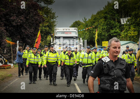 Balcombe, West Sussex, UK . 13e Août, 2013. Des agents de police avaient à marcher plus rapidement aujourd'hui que les manifestants n'entravé la progression de leur escort un autre camion à Cuadrilla site.. La fracturation anti écologistes protestent contre les forages d'essai par Cuadrilla sur le site de West Sussex qui pourraient mener à la processus de fracturation controversée.avis d'expulsion sous réserve de la décision de la cour sur le lundi a été affiché au camp anti fracturation hydraulique. Crédit : David Burr/Alamy Live News Banque D'Images