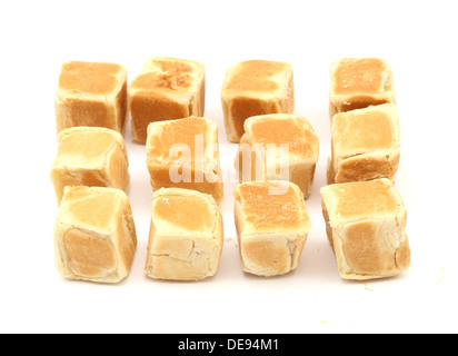 Square gâteau chinois sur fond blanc Banque D'Images