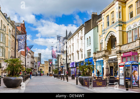 Boutiques sur la rue en regardant vers le château de Cardiff, Cardiff, South Glamorgan, Pays de Galles, Royaume-Uni Banque D'Images