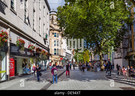 Boutiques sur Queen Street dans le centre-ville, à Cardiff, Glamorgan du Sud, Pays de Galles, Royaume-Uni Banque D'Images