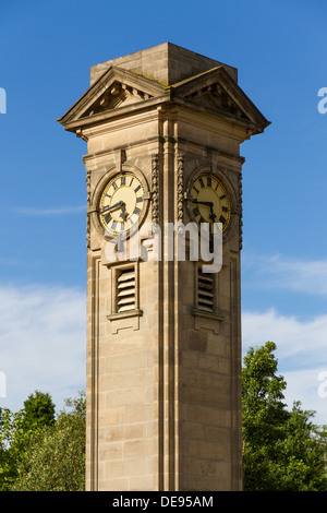 Clock Tower memorial à Jephson Gardens, Royal Leamington Spa. Construit en 1925, dédiée à l'ancien maire Alderman William Davis. Banque D'Images