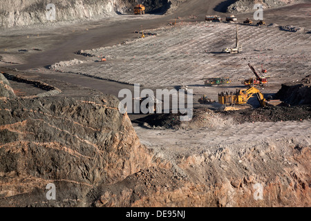 Pelle Komatsu PC8000 face à l'ouvert d'un Super Mine d'or, l'ouest de l'Australie Kalgoorlie Banque D'Images