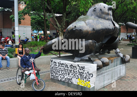 Pajaro Herido , Fernando Botero - 1995 attaque terroriste à Parque SAN ANTONIO - Centre de Medellin - COLOMBIE Banque D'Images