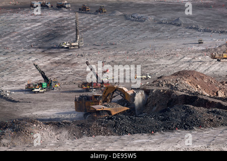 Pelle Komatsu PC8000 Face au camion à benne de chargement ouvert d'un Super Mine d'or, l'ouest de l'Australie Kalgoorlie Banque D'Images