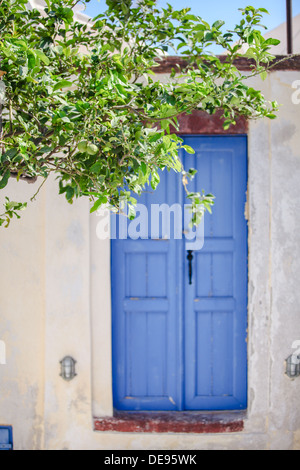 Vieille maison et porte bleue à l'Emporio village de l'île de Santorin en Grèce Banque D'Images