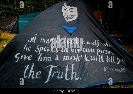 Balcombe, West Sussex, UK . 13e Août, 2013. Plus de signes garder apparaissant à Balcombe camp anti fracturation hydraulique... La fracturation anti écologistes protestent contre les forages d'essai par Cuadrilla sur le site de West Sussex qui pourraient mener à la processus de fracturation controversée.avis d'expulsion sous réserve de la décision de la cour sur le lundi a été affiché au camp anti fracturation hydraulique. Crédit : David Burr/Alamy Live News Banque D'Images