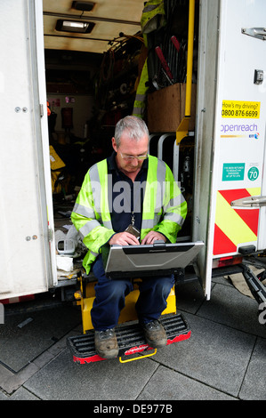 BT Engineer installer et réparer le câble à fibre optique. Banque D'Images