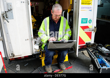 BT Engineer installer et réparer le câble à fibre optique. Banque D'Images