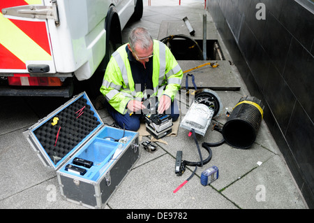 BT Engineer installer et réparer le câble à fibre optique. Banque D'Images