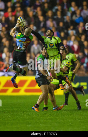 Londres, UK - Vendredi 13 septembre 2013. Au cours de l'action l'Aviva Premiership match joué au stade de Twickenham Stoop, London Crédit : Graham Wilson/Alamy Live News Banque D'Images