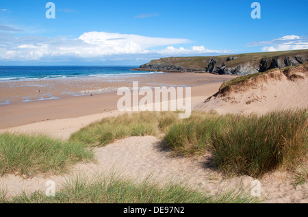 Baie de Holywell, Cornwall, UK, avec Kelsey tête dans le backgorund Banque D'Images