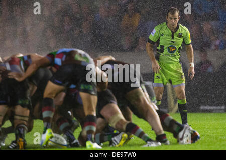 Londres, UK - Vendredi 13 septembre 2013. Northampton Saints' fly-moitié Stephen Myler regarde pendant une mêlée. Au cours de l'action l'Aviva Premiership match joué au stade de Twickenham Stoop, London Crédit : Graham Wilson/Alamy Live News Banque D'Images