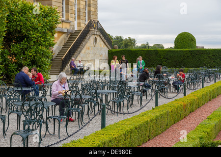 Les visiteurs de Blenheim Palace de manger à la terrasse du café de l'eau dans la région de Woodstock, Oxfordshire, Angleterre Banque D'Images