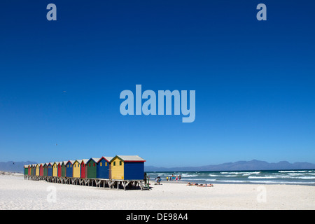 Cabines de plage et plage de Muizenberg, Afrique du Sud. Banque D'Images