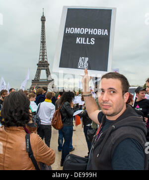 Paris, France. Plusieurs groupes d'activisme LGBT (Act Up-Paris) contre la loi de l'homophobie, en Russie, démonstration, Homme tenant signe 'homophobie Killss' activiste protes, hommes gay problemt, agir affiche, violence contre les hommes gay, France protestations Banque D'Images